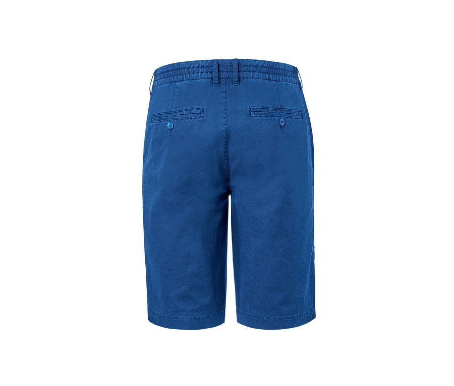 Detailansicht der Rückseite von royalblauen Chino-Shorts.