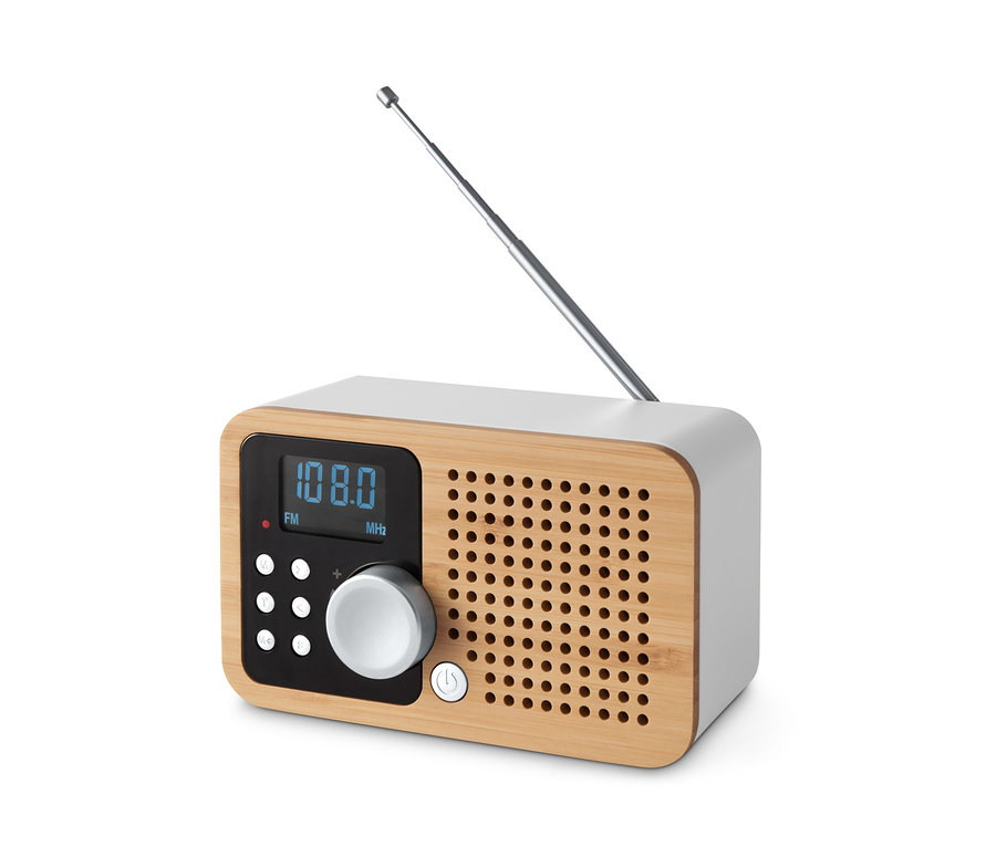 FM Radio mit ausziehbarer Antenne, Holzrahmen und weißen Seiten.