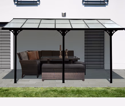 Anthrazitfarbene Terrassenüberdachung mit einer Breite von ca. 435 cm und Gartenmöbeln.