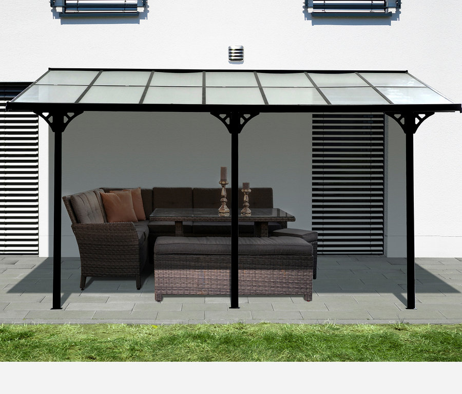 Anthrazitfarbene Terrassenüberdachung mit einer Breite von ca. 435 cm und Gartenmöbeln.