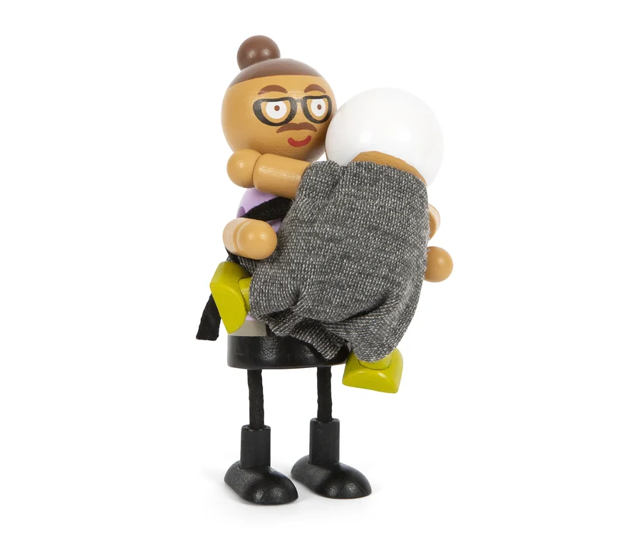 Hölzerne Biegepuppen-Mutter hält ein Baby aus der small foot Biegepuppen-Familie.