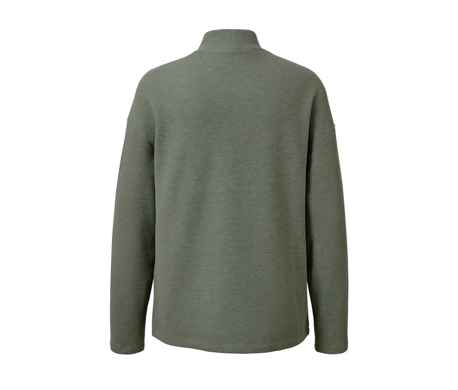 Rückansicht eines grünen Langarmshirts mit Stehkragen.