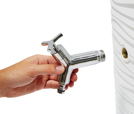 Eine Hand hält einen Wasserhahn vor einem Regenfass. Im Bild ist ein Garantia 2-in-1-Regentonne-Komplett-Set, ca. 350 l, arctic zu sehen.