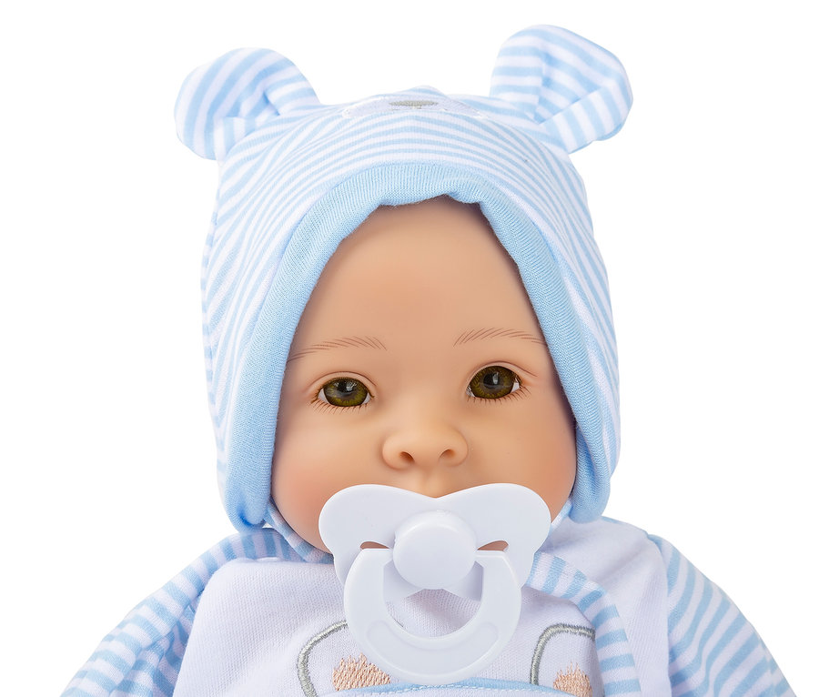 Nahaufnahme der small foot Puppe »Lukas« mit Schnuller und blau-weiß gestreifter Mütze.