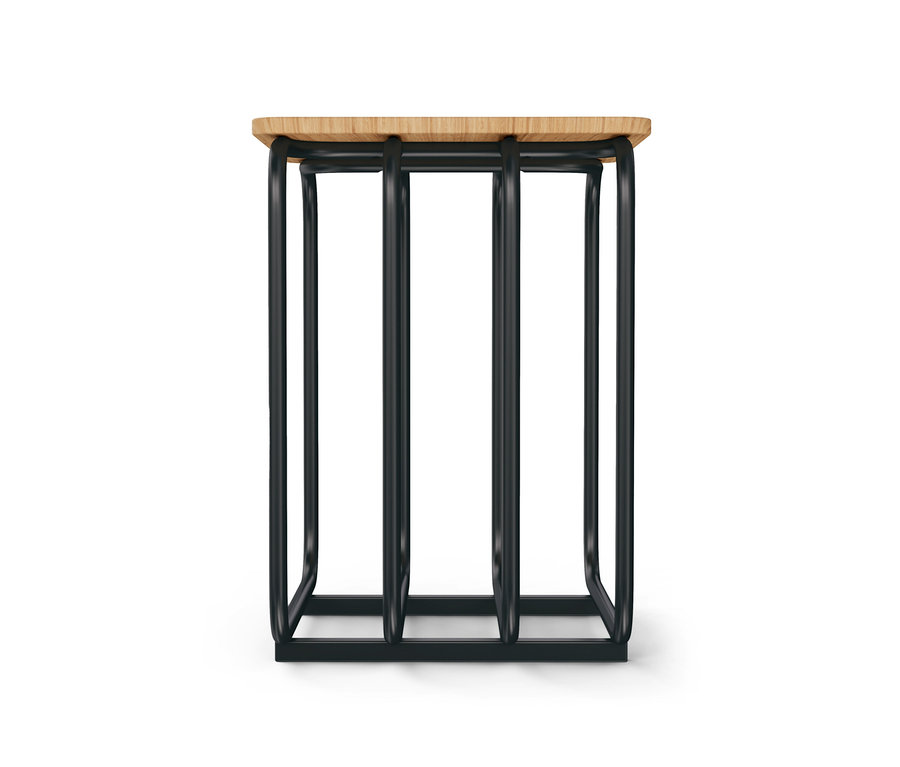 Hocker mit Holzfläche und schwarzem Metallgestell.