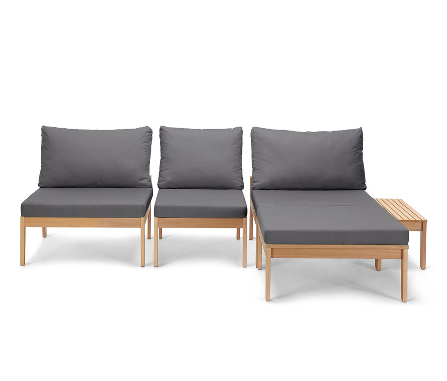 Zwei Sessel und eine Liege aus dem modularen Lounge-Set »Lenja« mit grauen Kissen.
