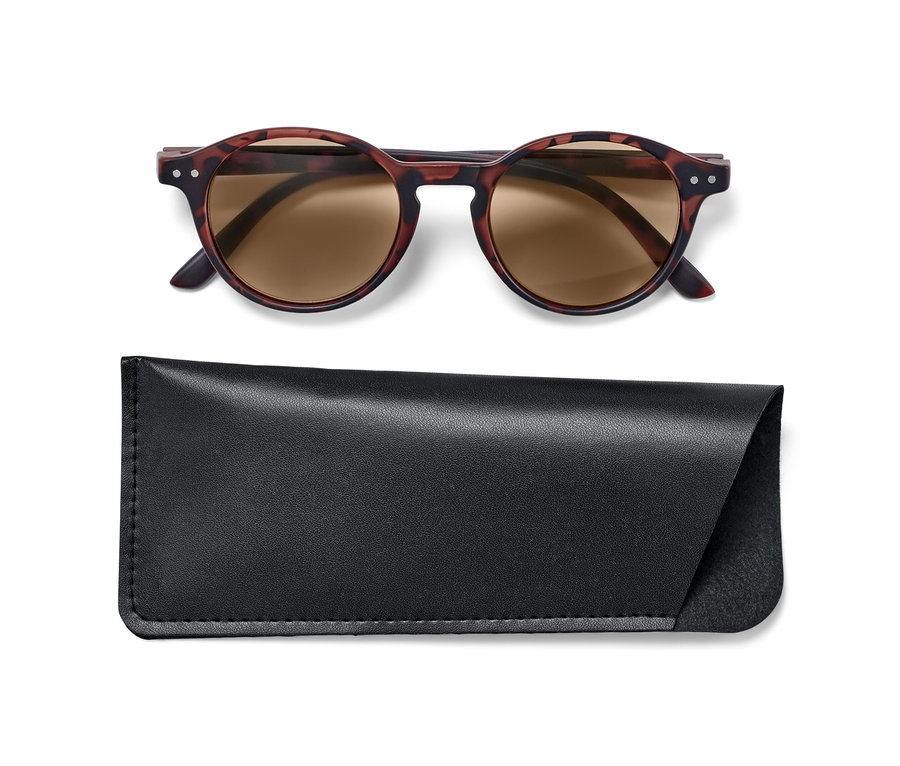 Eine getönte Lesebrille und ein schwarzes Etui auf weißem Hintergrund.
