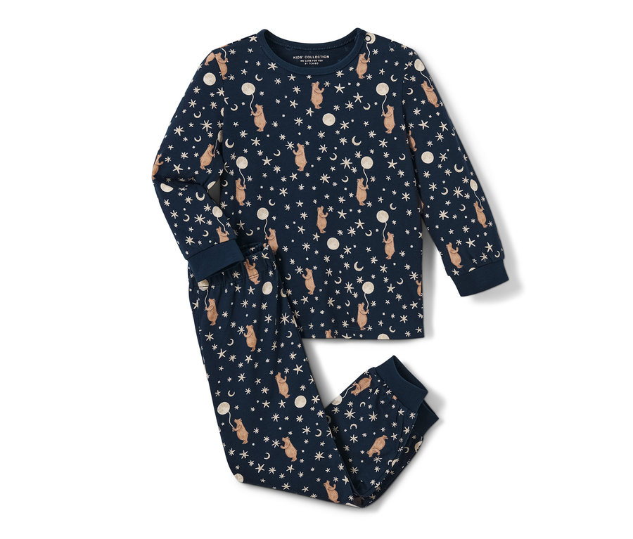 Kinder-Pyjama mit Bären-, Stern- und Mondprint auf dunkelblauem Hintergrund.