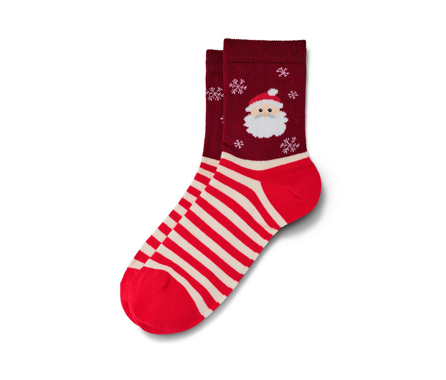 Detailansicht von 1 Paar Weihnachtssocken mit rot-weißen Streifen und Weihnachtsmann.