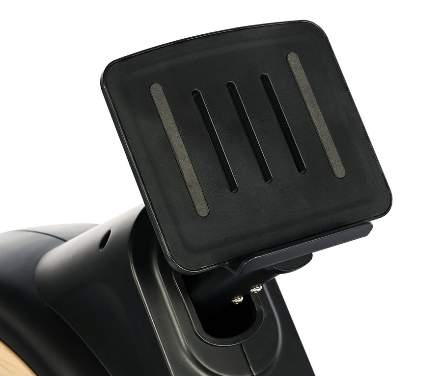 Detailaufnahme der schwarzen Fußstütze des »Ergometer Vico« Rudergeräts.