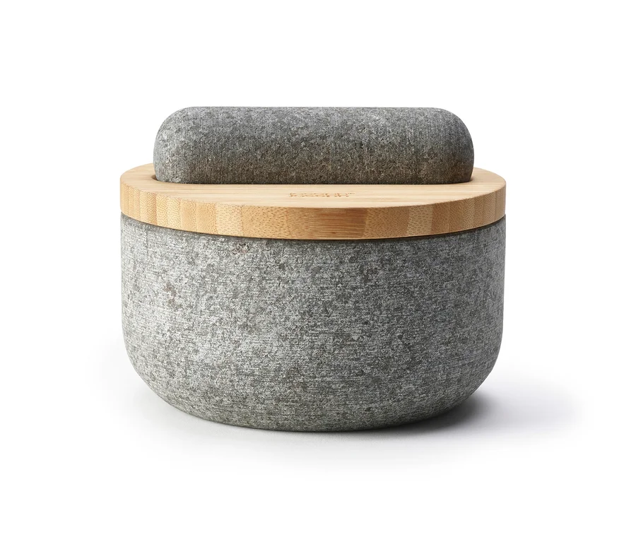 Ein grauer Joseph Joseph Granit Mörser »Dash« mit Holzdeckel und Stößel.