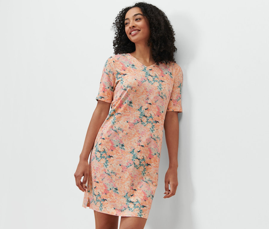 Frau trägt ein Nachthemd.