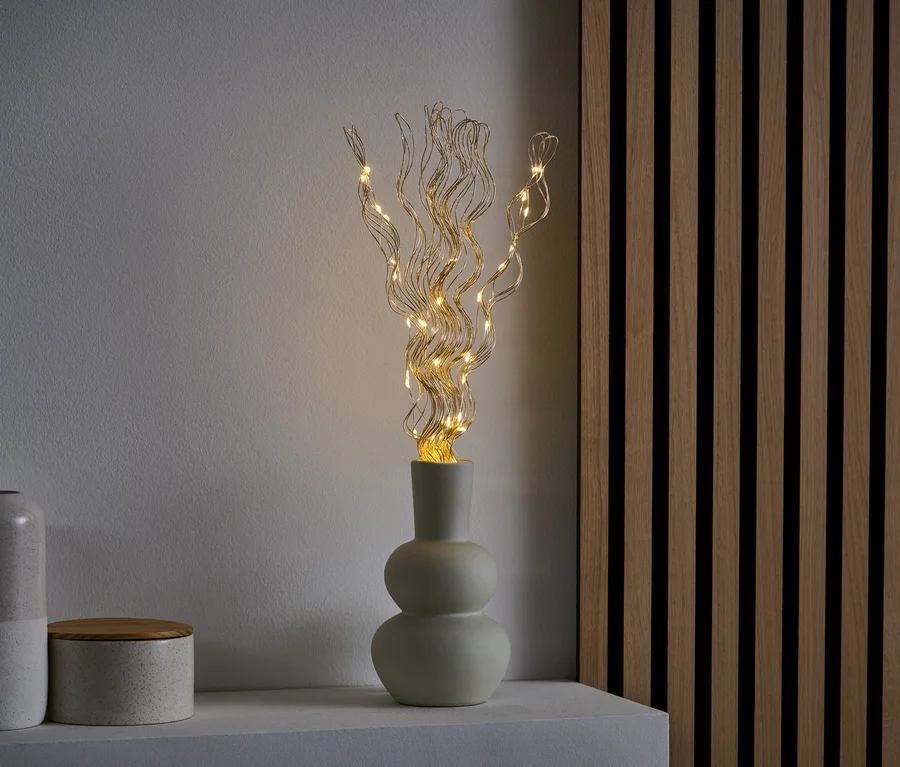 LED-Leuchtzweig in Vase.