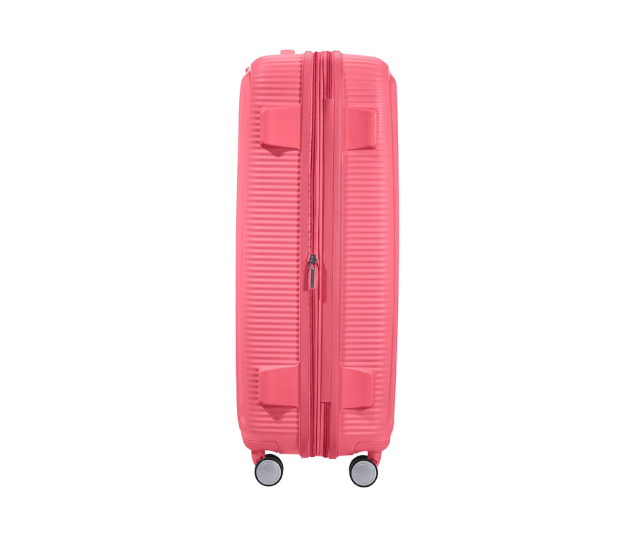 Detailansicht eines großen, korallenroten American Tourister Hartschalenkoffers »Soundbox« Spinner.