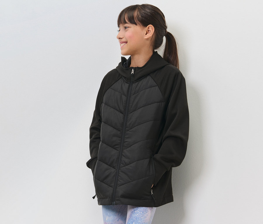 Mädchen in schwarzer Kinder-Thermo-Sportjacke.