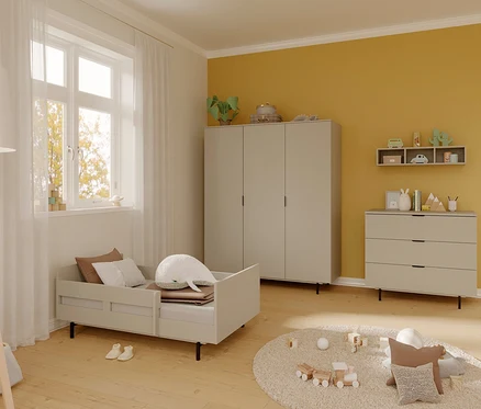 Kinderzimmer mit Bett, Schrank und Kommode. Auf dem Bett befindet sich ein Sicherheitsset für Juniorbett »Tomino«.
