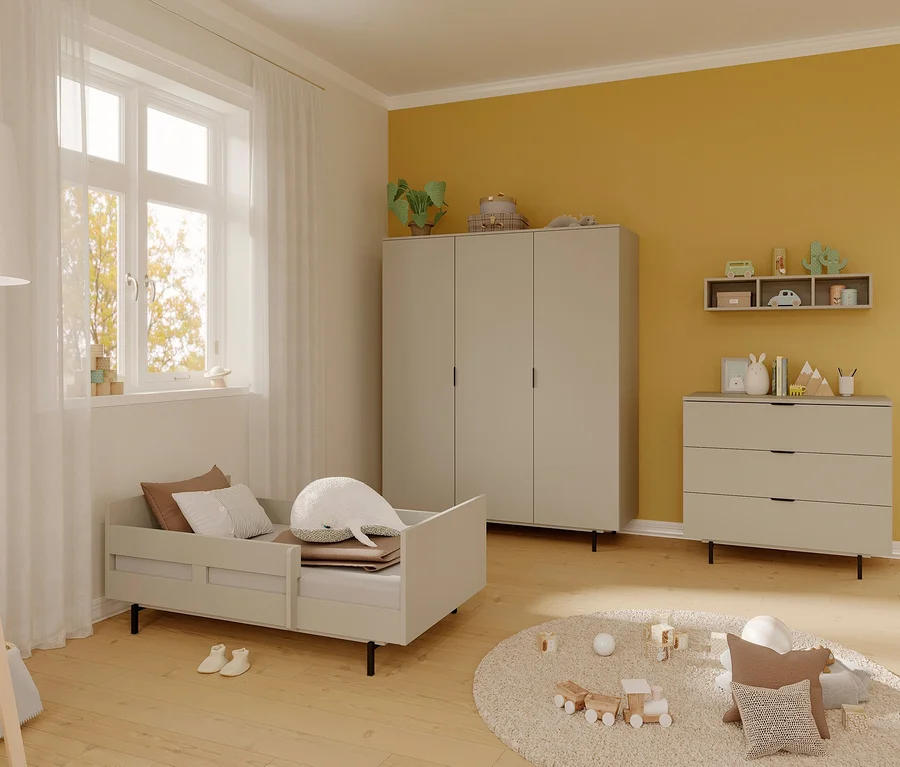 Kinderzimmer mit Bett, Schrank und Kommode. Auf dem Bett befindet sich ein Sicherheitsset für Juniorbett »Tomino«.
