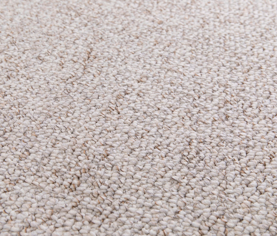 Nahaufnahme eines creme-anthrazitfarbenen Teppichs der Marke "Daisy".