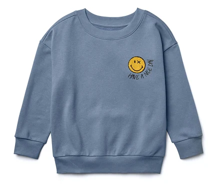 Ein blaues Rundhals-Sweatshirt mit einem gelben Smiley-Gesicht und dem Schriftzug "Have a nice day".