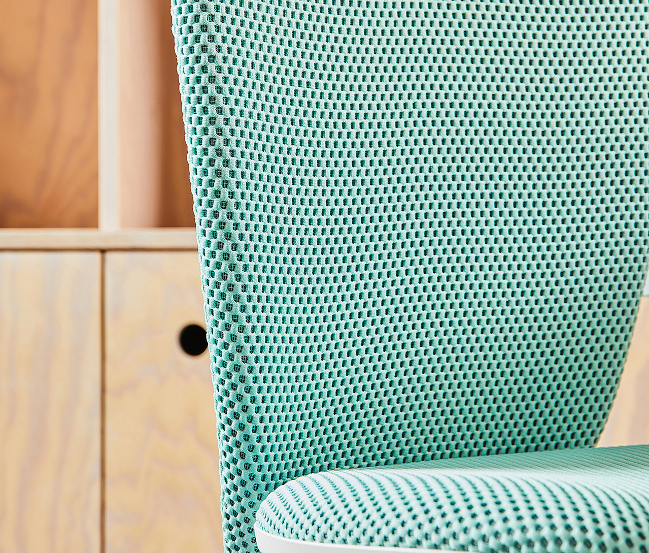 Detailansicht von Sitz und Rückenlehne des mintfarbenen Topstar Sitness »Home S'cool« Stuhls.