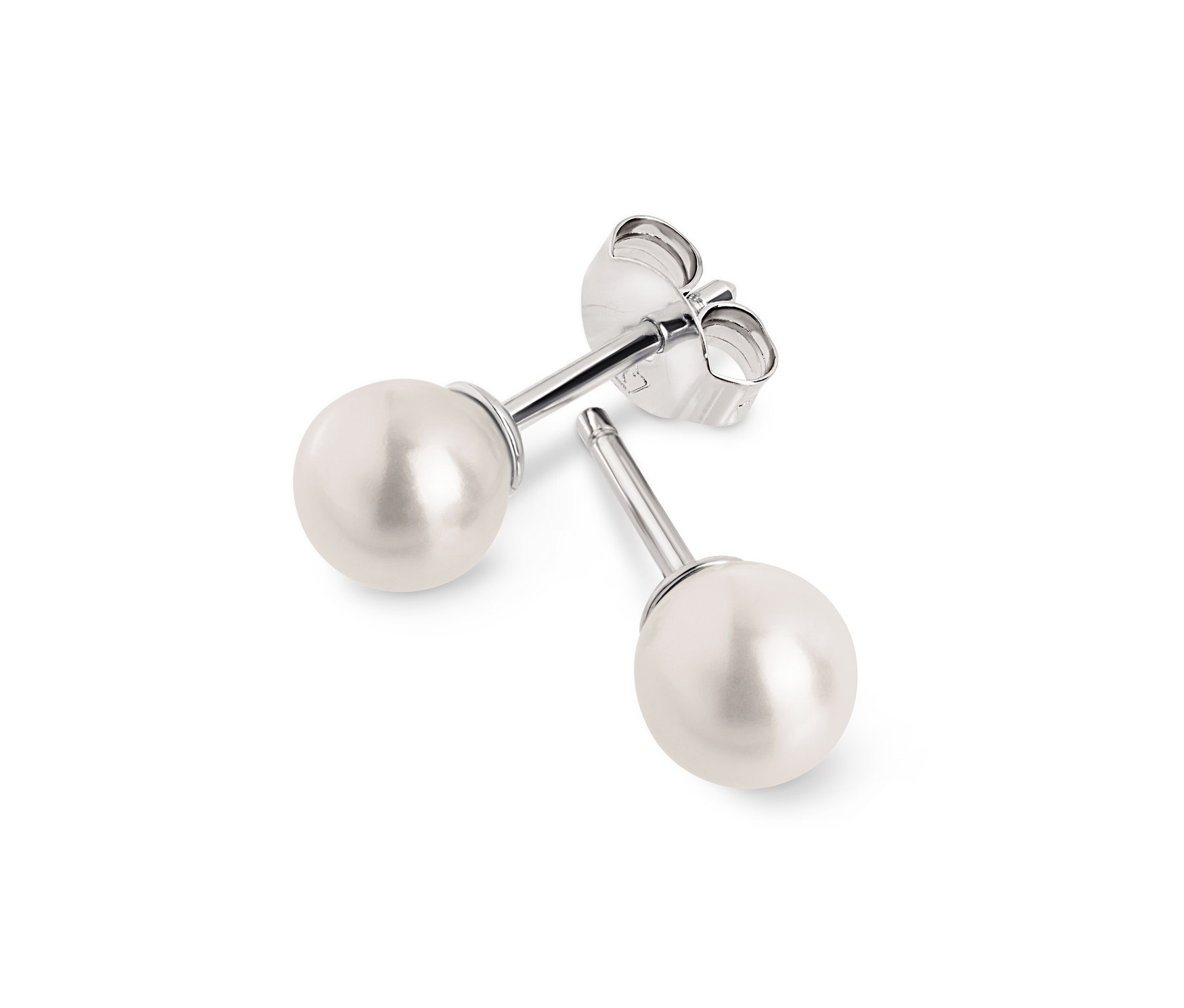 Zwei silberne Ohrstecker mit Perlen auf weißem Hintergrund.