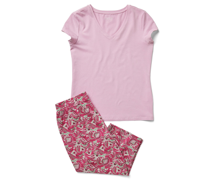 Rosa 3/4-Pyjama-Set mit geblümter Hose.