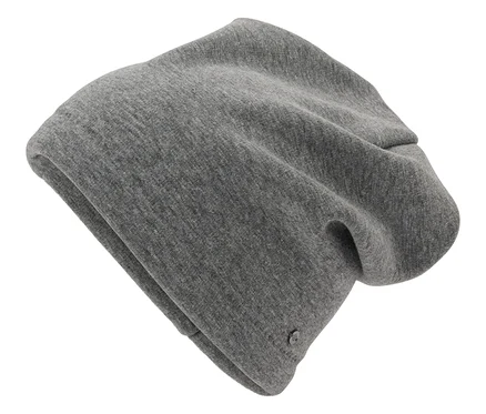 Detailaufnahme einer grauen Strickmütze auf weißem Hintergrund.