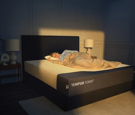 Frau schläft auf TEMPUR Form™ Plus Matratze.