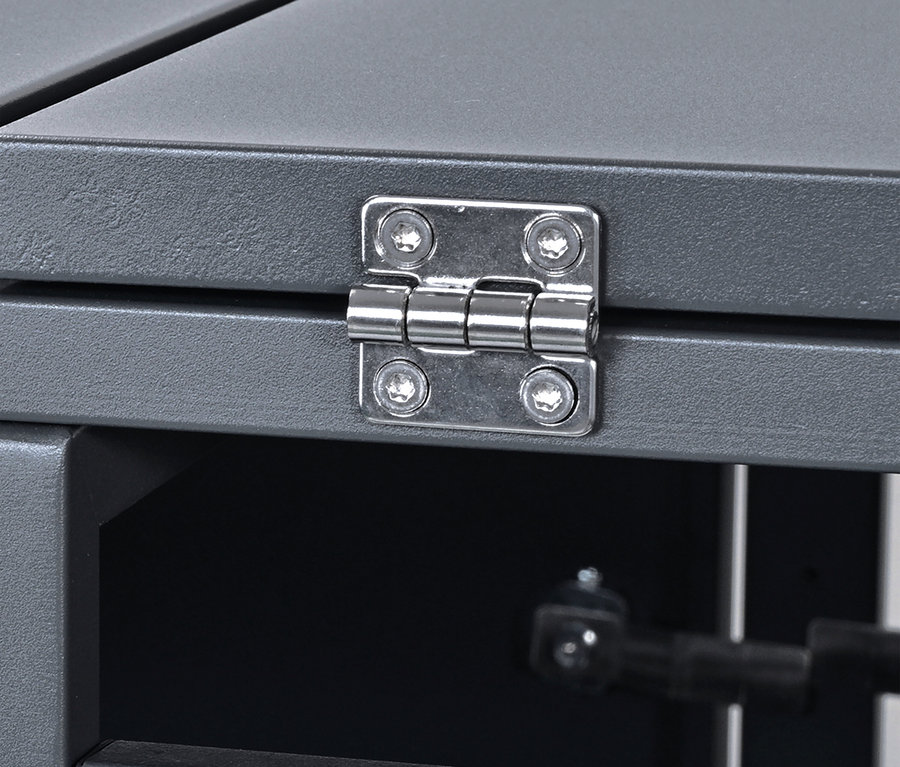 Detail eines grauen Metallmöbels mit Scharnier und Schrauben.