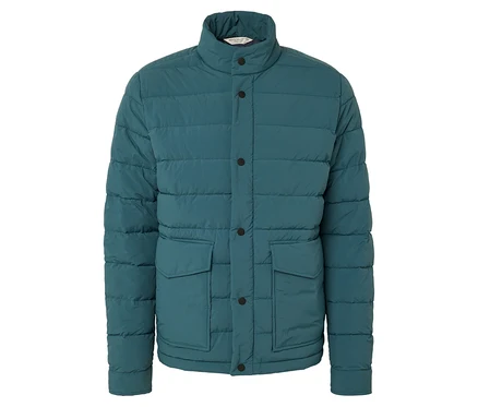 Blaue Steppjacke mit Knöpfen und Taschen.