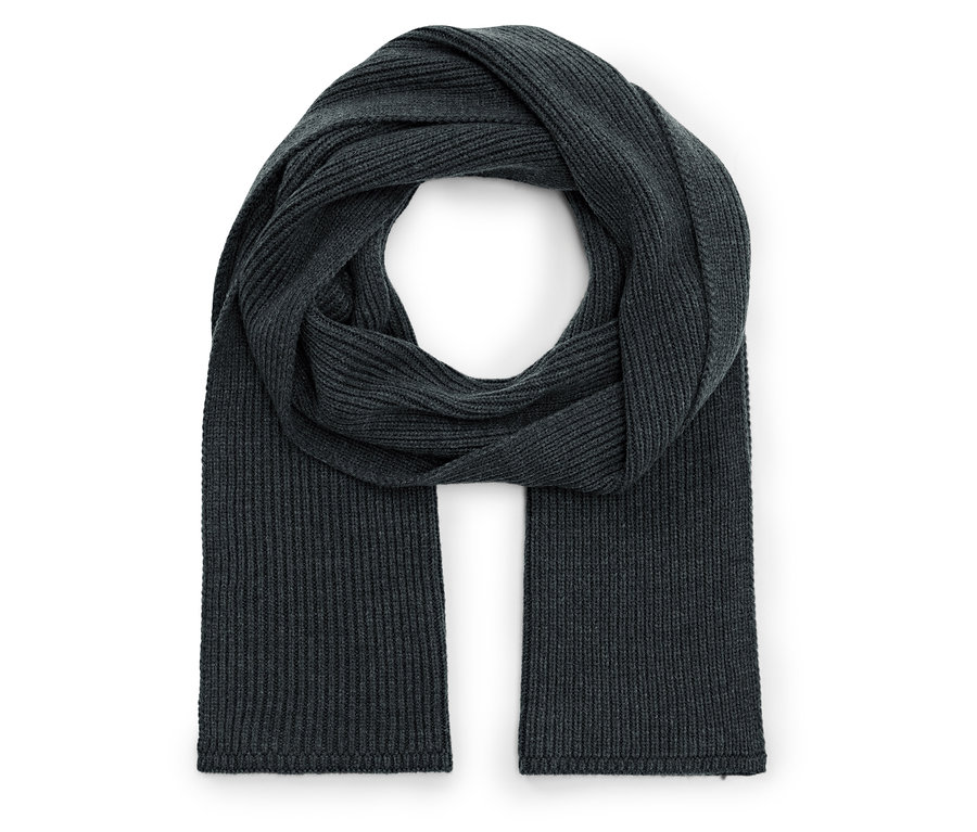 Ein grauer Strickschal liegt auf einem weißen Hintergrund.