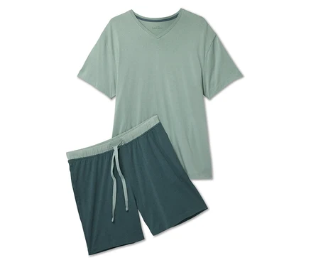 Ein hellgrünes T-Shirt und dunkelblaue Shorts mit Kordelzug liegen auf einem weißen Hintergrund.