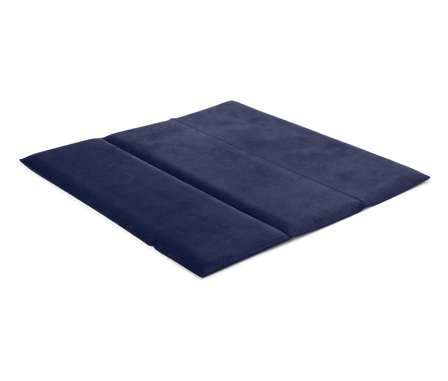 Dunkelblaue Faltmatte auf weißem Hintergrund.