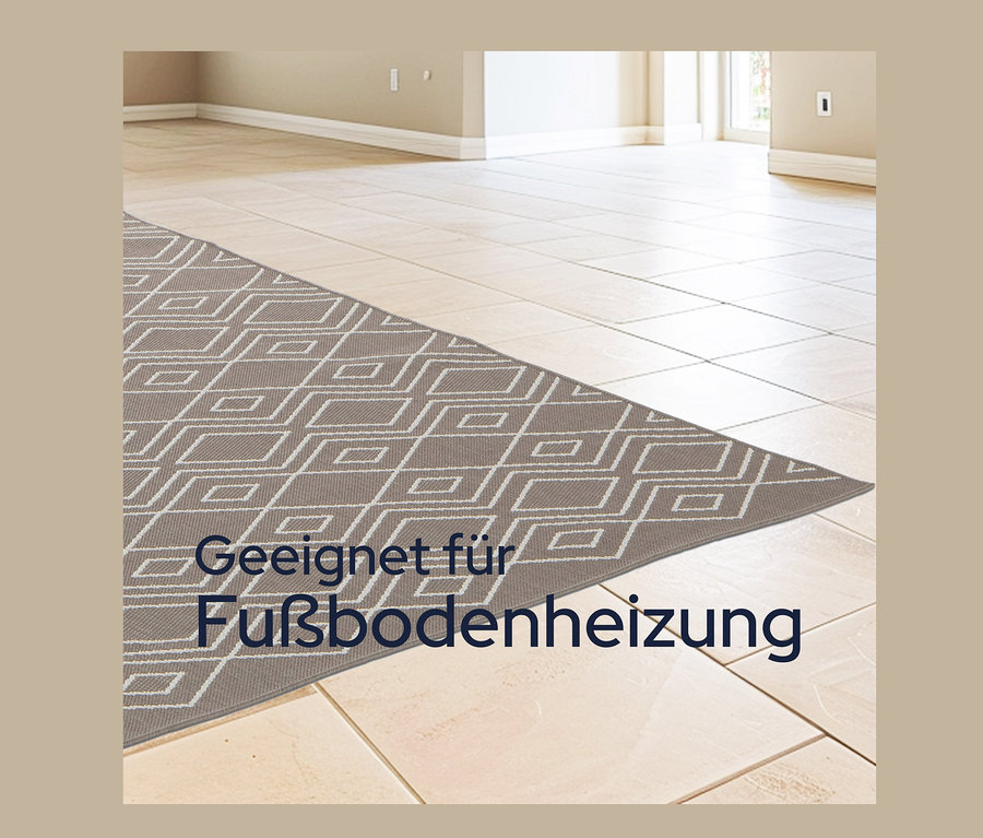 Ein brauner, faltbarer Outdoor-Teppich »Diamond Rhythm« liegt auf einem Fliesenboden.