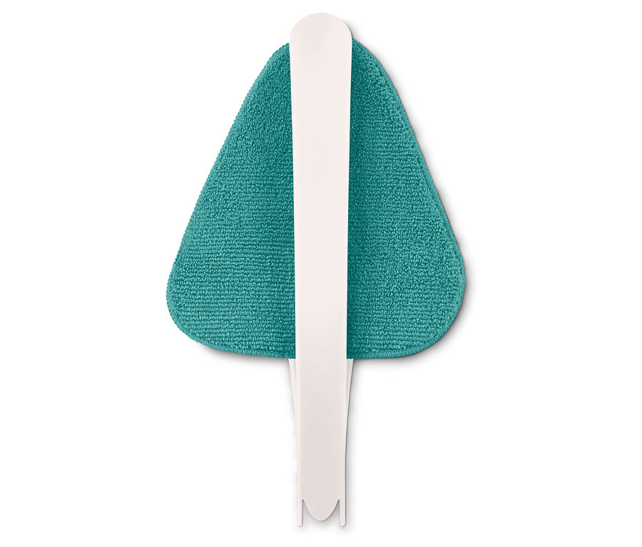 Nahaufnahme eines grünen, dreieckigen Mopps mit weißem Griff auf weißem Hintergrund.