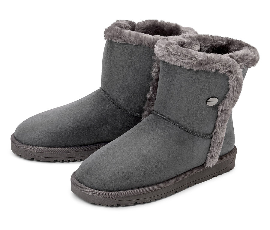 Zwei graue Stiefeletten mit Pelzbesatz.