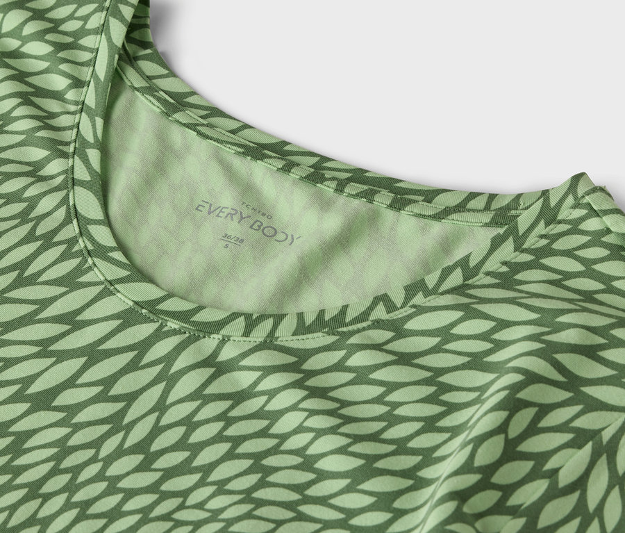 Detailansicht eines grün gemusterten T-Shirts.