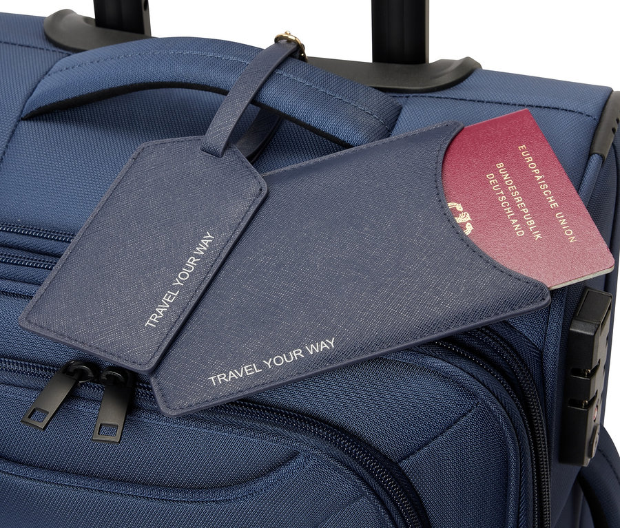 Blauer Rollkoffer mit Passhülle und Kofferanhänger.