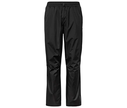 Schwarze Regenhose auf weißem Hintergrund.