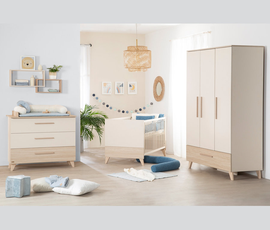 Kinderzimmer mit weißem Kinderbett, Kommode und dreitürigem roba Kinder-Kleiderschrank »Sidney« in Kaschmir.