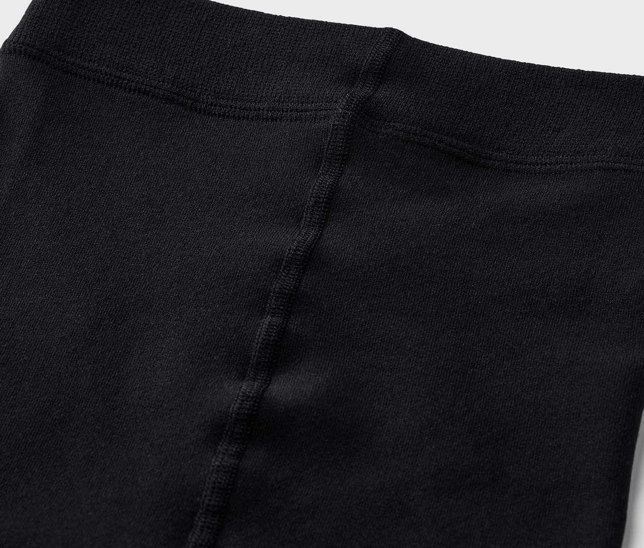 Detailaufnahme vom Bund einer schwarzen Leggings.