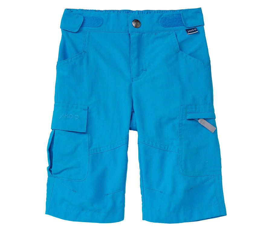 Die azurblaue JAKO-O 3/4-Outdoorhose liegt auf einem weißen Hintergrund.