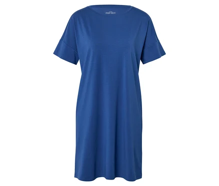Blaues T-Shirt-Kleid auf weißem Hintergrund.