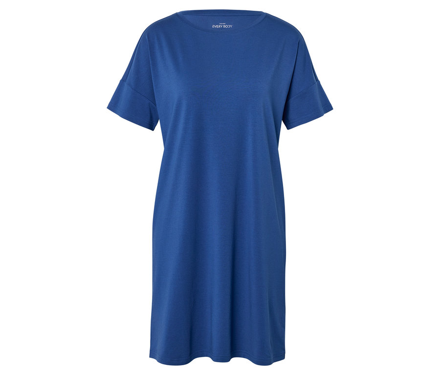 Blaues T-Shirt-Kleid auf weißem Hintergrund.