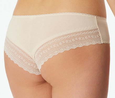Nahaufnahme des unteren Rückens und Gesäßes einer Person, die einen hellbeigen SCHIESSER Brazilian-Slip mit Spitzenbesatz an den Beinöffnungen trägt.