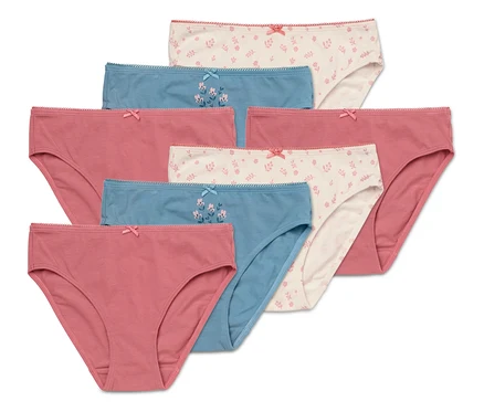 Sieben Baumwollslips in Rosa, Blau und mit Blumenmuster liegen übereinander.