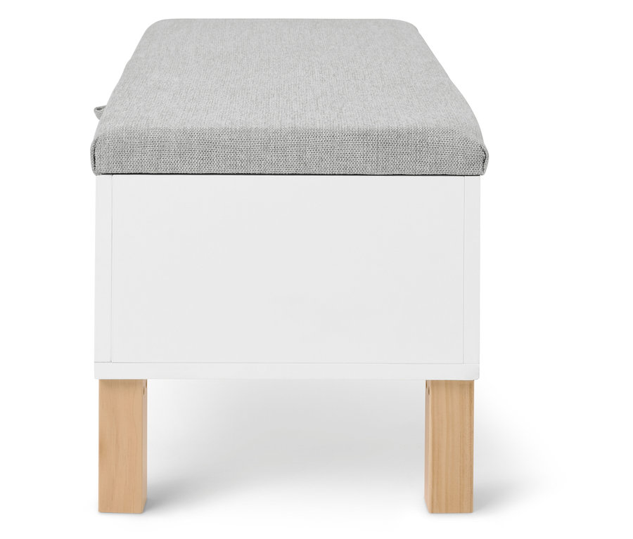 Ein weißer Hocker mit einem grauen gepolsterten Sitzkissen und hellbraunen Holzbeinen steht auf einem weißen Hintergrund.