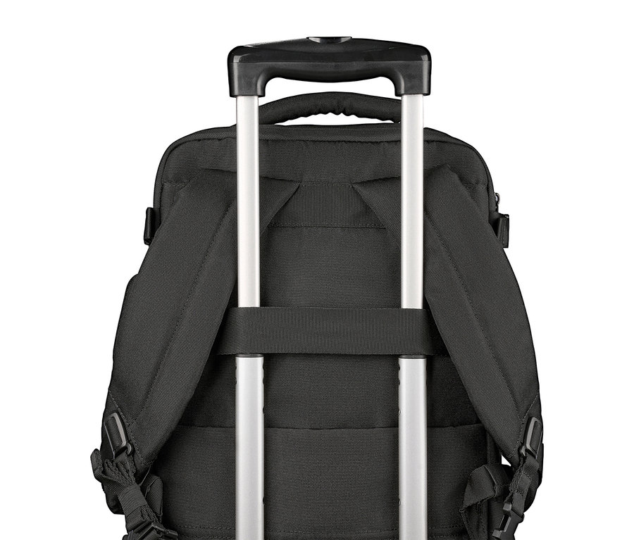 Schwarzer Rucksack mit Trolley-Griff und silbernen Stangen.