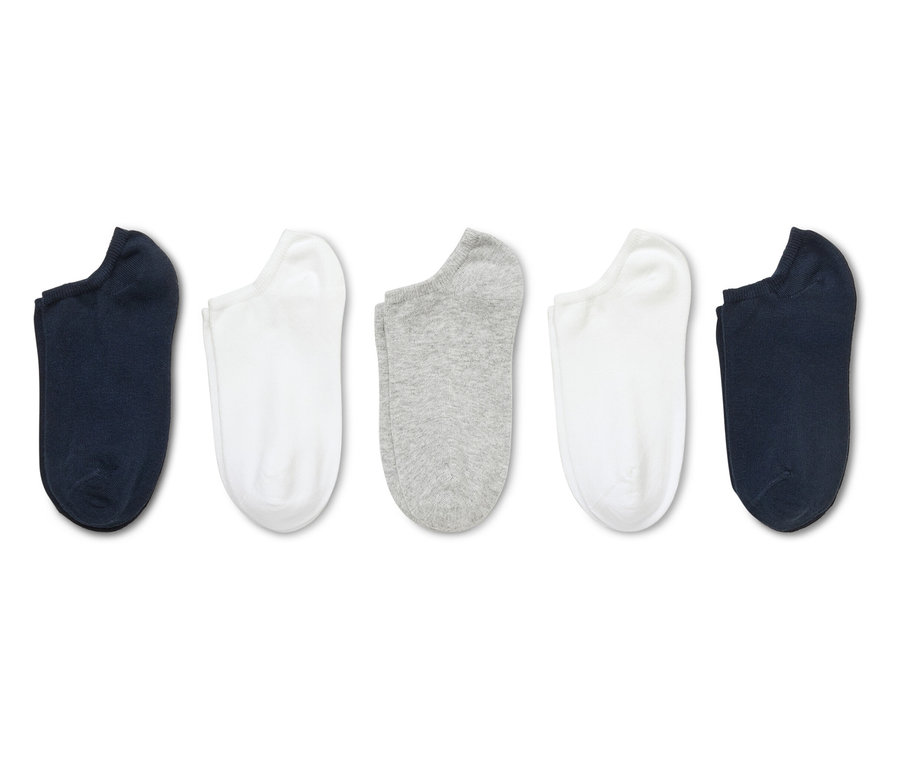 Fünf Füßlinge in Marineblau, Weiß und Grau liegen nebeneinander auf einem weißen Hintergrund.