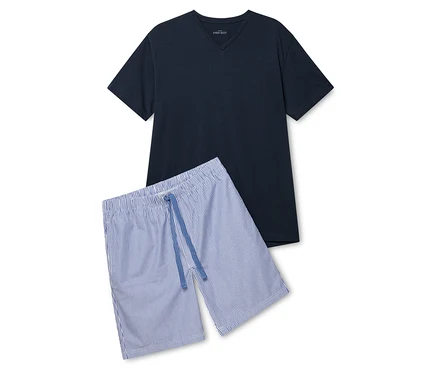 Dunkelblaues T-Shirt und gestreifte, kurze Pyjamahose liegen übereinander.